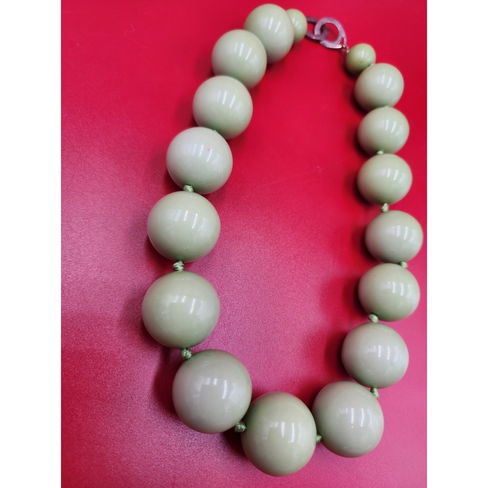 VINTAGE LES BERNARD Chunky Green Lucite Bead GRADUATED Necklace Signed 60s 70s - Picture 8 of 9